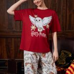 HARRY POTTER X SHEIN Damski letni komplet piżamowy z okrągłym dekoltem i krótkim rękawem w kolorze bordowym z nadrukiem Hedwig i białymi spodniami, wygodny i swobodny letni strój do noszenia w domu | Moda HARRY