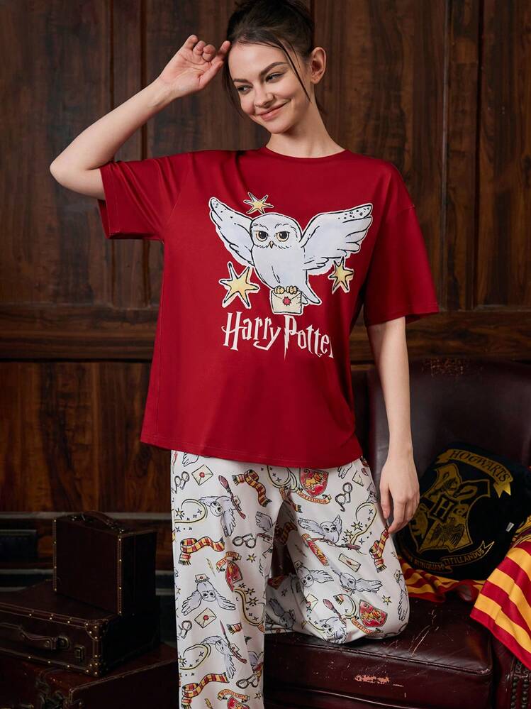 pizama-harry-potter-355brr.jpg HARRY POTTER X SHEIN Damski letni komplet piżamowy z okrągłym dekoltem i krótkim rękawem w kolorze bordowym z nadrukiem Hedwig i białymi spodniami, wygodny i swobodny letni strój do noszenia w domu | Moda HARRY - obrazek 1