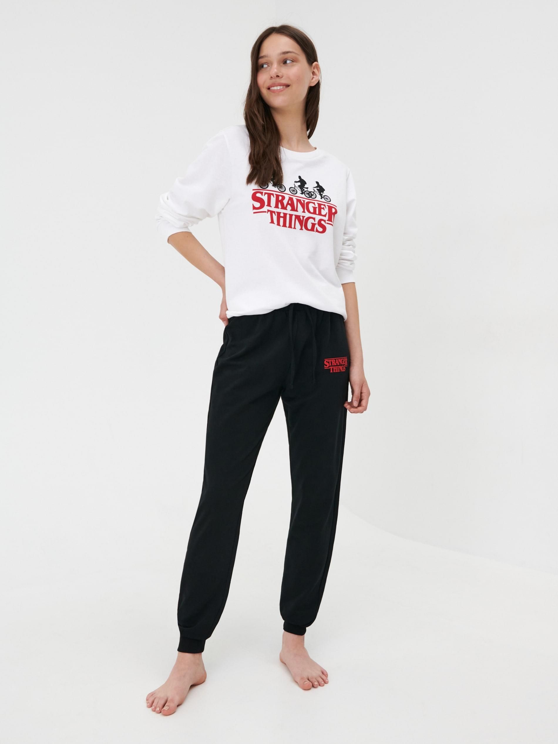 pizama-stranger-things-723ldq.jpg Sinsay Piżama dwuczęściowa Stranger Things Kremowy Ceny i opinie Ceneo.pl - obrazek 1