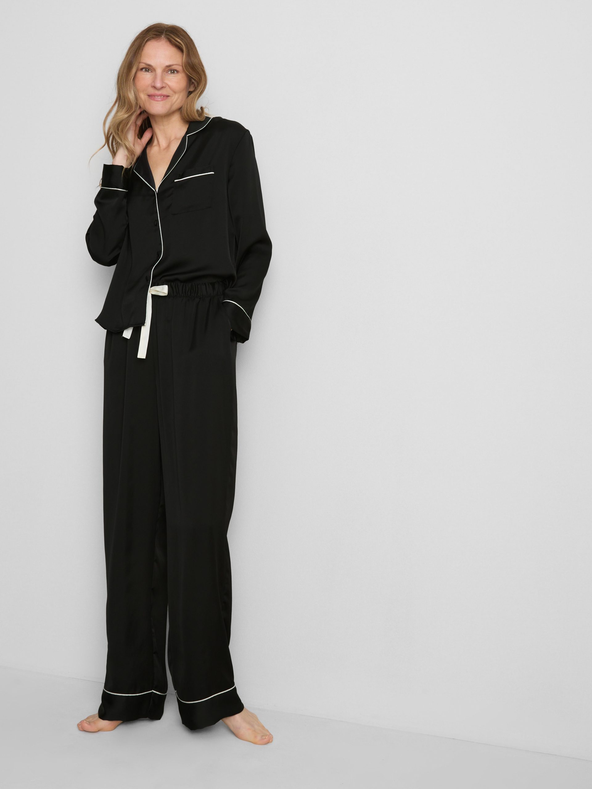 primark-pizama-561iot.jpg Satynowa piżama typu boyfriend z lamówkami Czarny Damskie | Primark - obrazek 1